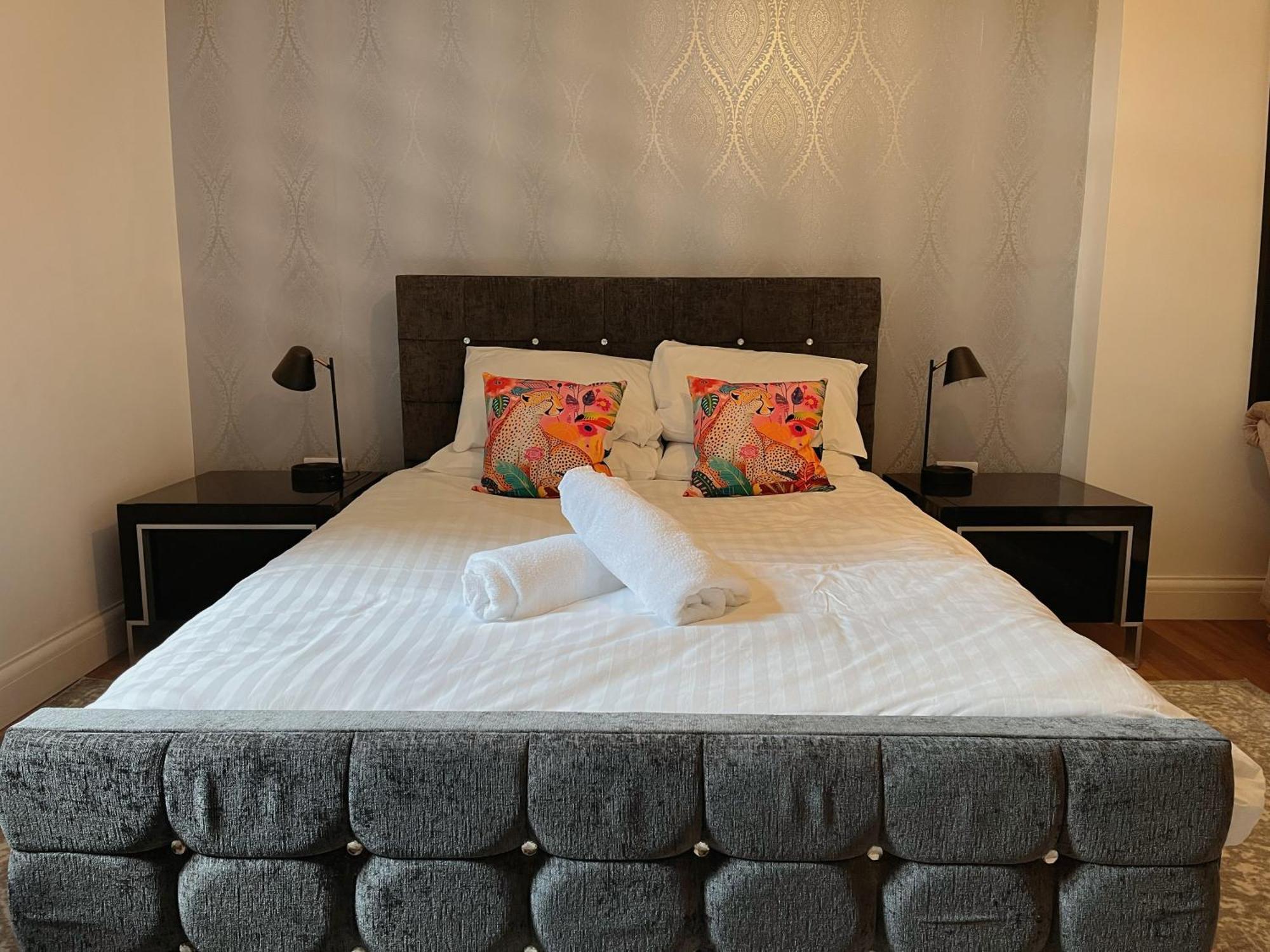 ברנסטייפל Exquisite 10 Bed Villa Hot Tub And Games Room מראה חיצוני תמונה